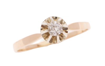 gros plan d'une bague en diamant sur fond blanc