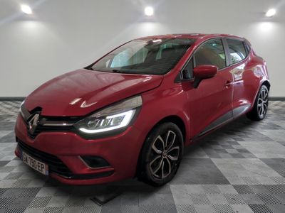 une voiture rouge garée dans un garage au sol en damier