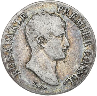 Gros plan sur une pièce de monnaie portant le visage d'un homme