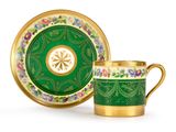 une image représentant une tasse et une soucoupe vertes et dorées sur fond blanc