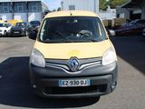 une petite camionnette jaune garée dans un parking