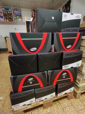 plusieurs boîtes sont empilées sur une palette