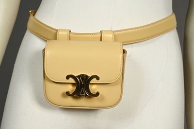 CELINE Paris. Belt Bag (sac à la ceinture) en cuir couleur P…