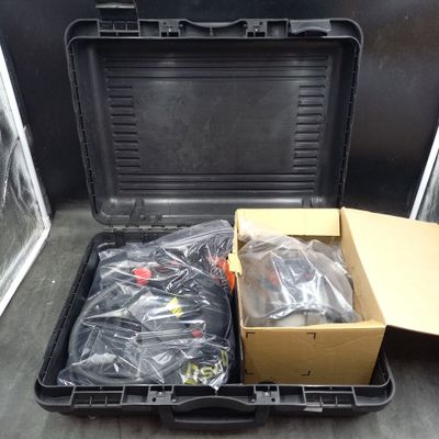 un carton contenant des objets à l'arrière d'un camion
