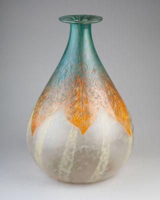 un vase en verre posé sur une table