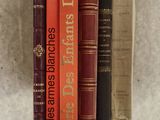 plusieurs livres sont empilés sur une table