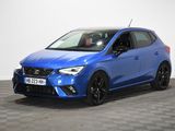 Une Seat León bleue est garée sur un sol à damier