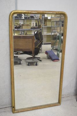 un miroir posé sur le sol d'une pièce