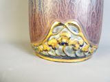 un vase violet orné d'un motif doré