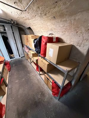 une pièce avec beaucoup de boîtes et de cartons sur les étagères