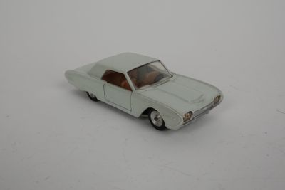 une voiture jouet posée sur une surface blanche