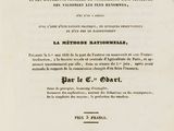 une image en noir et blanc représentant un vieux livre sur lequel figurent des inscriptions