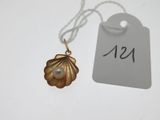 une photo d'un collier avec une perle au milieu