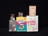 tout un tas de jouets et de jeux de toutes sortes sur la table
