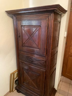 un grand meuble en bois dans le coin d'une pièce