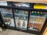 un réfrigérateur contenant plusieurs bouteilles de bière