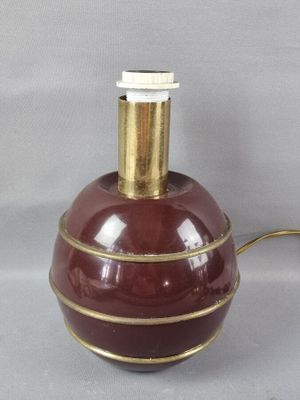 une lampe rouge et dorée dont la lumière est blanche