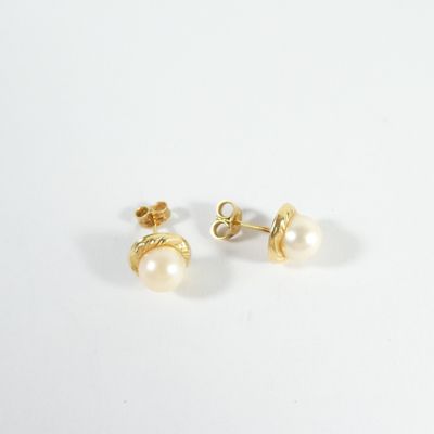 une paire de boucles d'oreilles en perles sur fond blanc