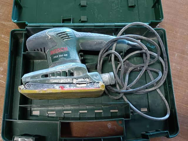 Ponceuse BOSCH filaire PSS 250 AE, dans son coffret