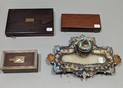 plusieurs objets posés ensemble sur une table