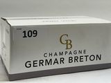 une caisse de champagne posée sur une surface blanche
