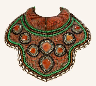 une image représentant un collier orné de perles et de pierres, sur fond blanc