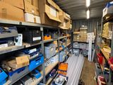beaucoup de boîtes et de cartons sur les étagères de la pièce
