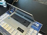 un ordinateur portable posé sur un bureau, avec une souris dessus