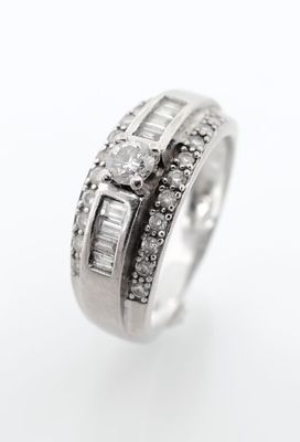 une bague en or blanc sertie de diamants taille baguette et de diamants