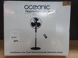 emballage d'une boîte contenant un ventilateur et une télécommande, posé sur une table en bois