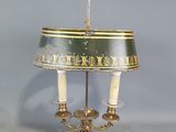 une photo d'une lampe de table surmontée d'un abat-jour vert