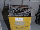 une boîte jaune contenant des fils, posée par terre