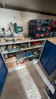 Sur la mezzanine : 2 armoires basses métalliques et leur con…