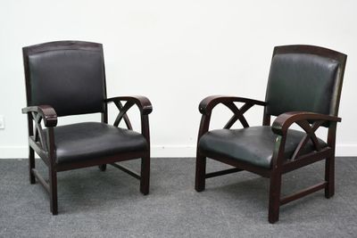 deux chaises assises l'une à côté de l'autre dans une pièce