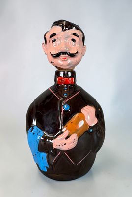 Boite à musique anthropomorphe en céramique figurant un serv…