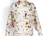 une photo d'un mannequin portant une chemise blanche ornée de fleurs colorées
