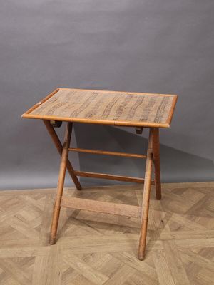 une photo d'une petite table en bois posée sur un parquet