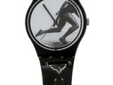 une photo en noir et blanc d'une montre sur laquelle figure un oiseau