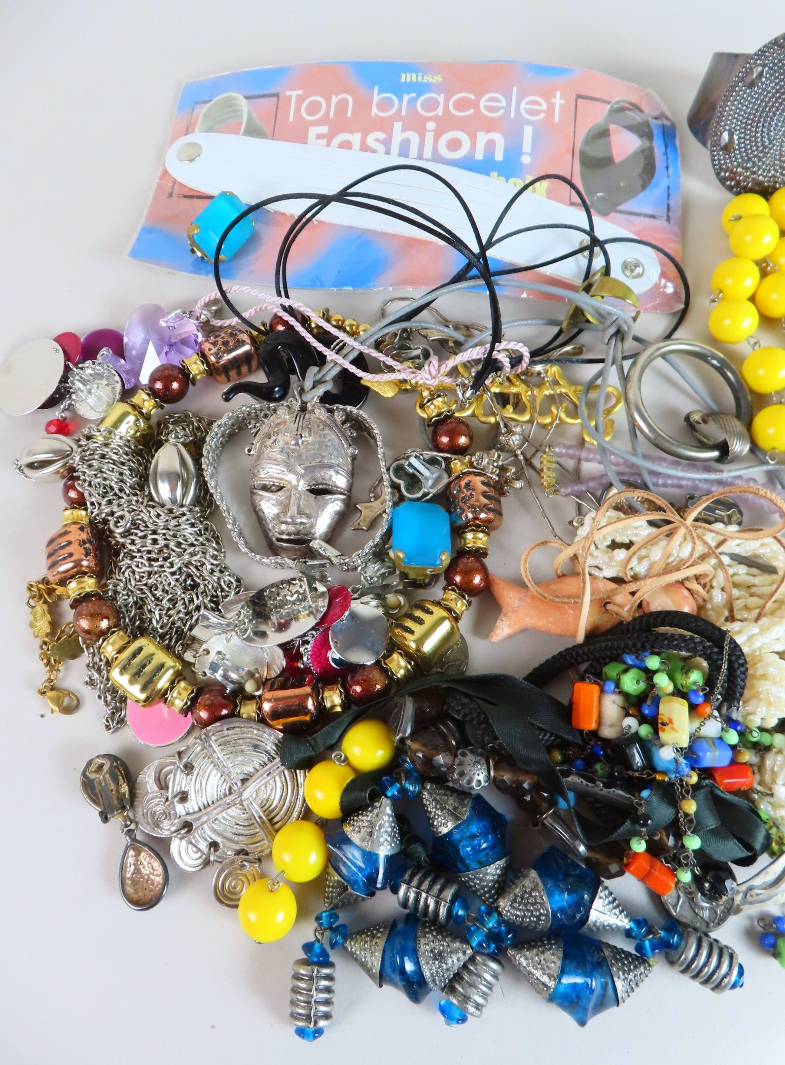 A large lot of costume jewellery including AGATHA, MONET,... - 76335110-37  | Interencheres.com