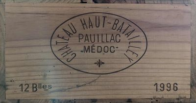 une boîte en bois avec une étiquette posée sur une table