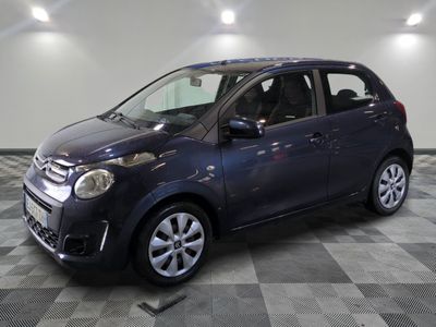 la photo d'une petite voiture garée dans un garage