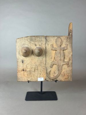 un gros plan d'une œuvre d'art posée sur un socle