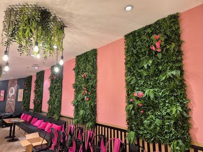 de nombreuses plantes poussent sur les murs de ce restaurant