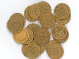 une pile de vieilles pièces de monnaie sur une surface blanche