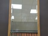 une image représentant un miroir posé sur un socle en bois