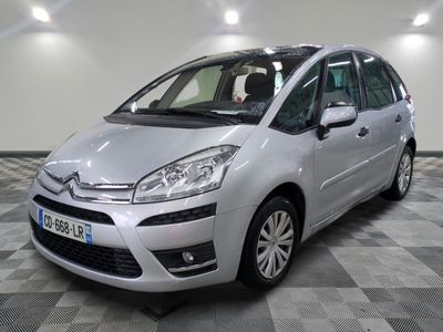 la petite voiture argentée est garée sur un carrelage à carreaux