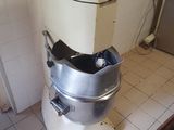 un réfrigérateur blanc posé sur un batteur électrique en métal