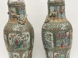 paire de vases chinois ornés de scènes asiatiques sur fond blanc