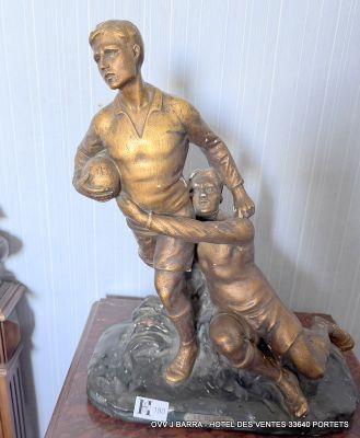 Un sujet en plâtre "Le Rugbyman le Derby" - H.