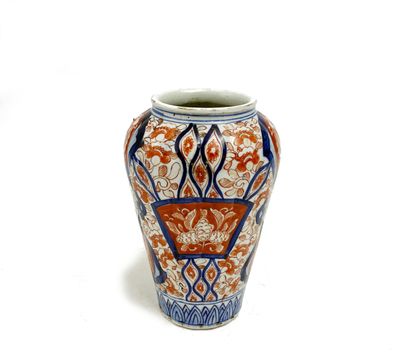 un vase posé sur une surface blanche
